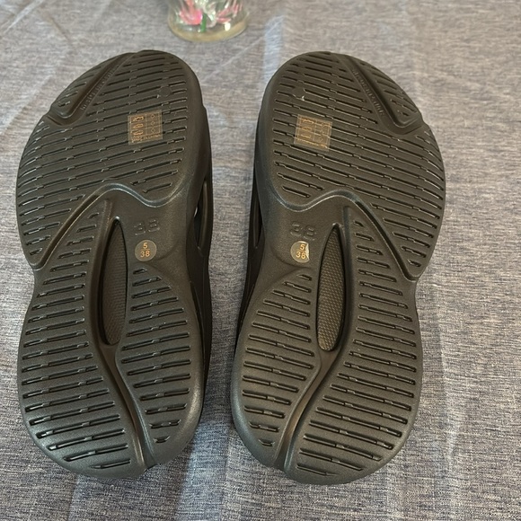 PrettyLittleThing Black Cutout Rubber Ribbed Sole Sliders Size 5 - Picture 4 of 4